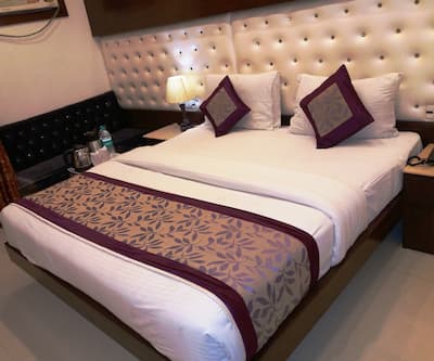 https://imgcld.yatra.com/ytimages/image/upload/t_hotel_yatra_city_desktop/v1499777548/Hotel/New Delhi/00088616/Bedroom_(4)_pHO9tH.jpg